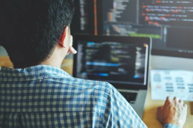 Programcı geliştirme web sitesi tasarımı geliştirme ve yazılım şirket ofisinde çalışan teknolojileri kodlama