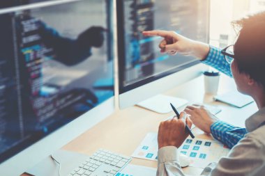 Programcı ekip geliştirme web sitesi tasarımı geliştirme ve yazılım şirket ofisinde çalışan teknolojileri kodlama