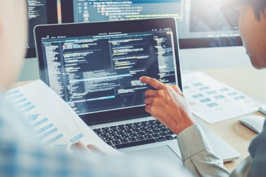 Programcı ekip geliştirme web sitesi tasarımı geliştirme ve yazılım şirket ofisinde çalışan teknolojileri kodlama