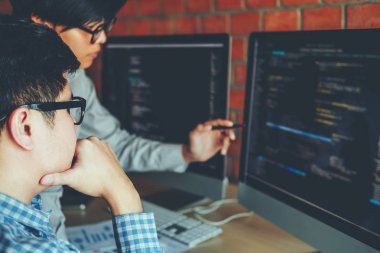 Programcı ekip geliştirme web sitesi tasarımı geliştirme ve yazılım şirket ofisinde çalışan teknolojileri kodlama