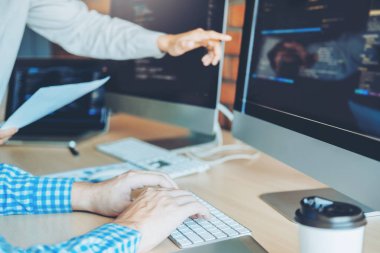 Programcı ekip geliştirme web sitesi tasarımı geliştirme ve yazılım şirket ofisinde çalışan teknolojileri kodlama