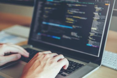 Programcı geliştirme web sitesi tasarımı geliştirme ve yazılım şirket ofisinde çalışan teknolojileri kodlama