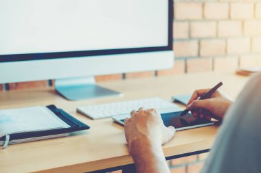 Grafik tasarımcı grafik tablet işyerinde çizim