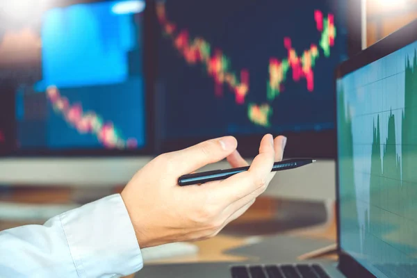 Affari Trading Stock Line Investimenti Discutendo Analizzando Grafico Stock Market — Foto Stock
