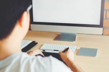 Grafik tasarımcı grafik tablet işyerinde çizim beyin fırtınası