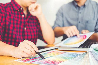 İki grafik tasarımcı beyin fırtınası toplantı ve çizim işyerinde grafik tablet