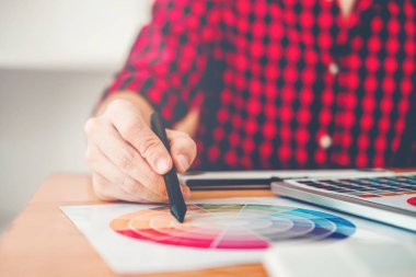 Grafik tasarımcı grafik tablet işyerinde çizim beyin fırtınası