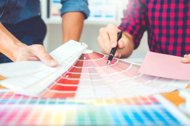İki grafik tasarımcı beyin fırtınası toplantı ve çizim işyerinde grafik tablet