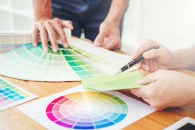 İki grafik tasarımcı beyin fırtınası toplantı ve çizim işyerinde grafik tablet