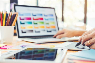 Grafik tasarımcı grafik tablet işyerinde çizim beyin fırtınası