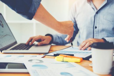 Yeni planlama stratejisi analiz yeni iş için tartışırken iş Co çalışma konferans ekibi toplantı iş arkadaşları Konsept Proje