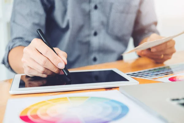 Grafikdesigner Brainstorming Zeichnung Auf Grafik Tablet Arbeitsplatz — Stockfoto