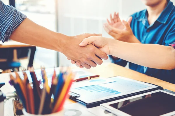 Business People Colleghi Che Stringono Mano Incontro Pianificazione Strategia Analisi — Foto Stock