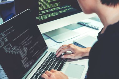 Programcı geliştirme web sitesi tasarımı geliştirme ve yazılım şirket ofisinde çalışan teknolojileri kodlama
