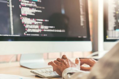 Programcı geliştirme web sitesi tasarımı geliştirme ve yazılım şirket ofisinde çalışan teknolojileri kodlama