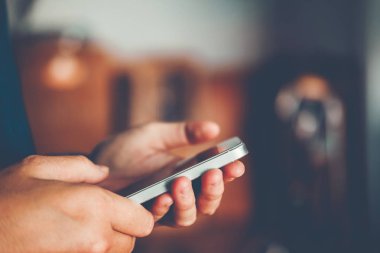 Sosyal ağ üzerinde telefon mesajı yazarak adam