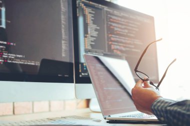 Programcı geliştirme web sitesi tasarımı geliştirme ve yazılım şirket ofisinde çalışan teknolojileri kodlama