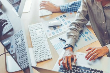 Programcı ekip geliştirme web sitesi tasarımı geliştirme ve yazılım şirket ofisinde çalışan teknolojileri kodlama