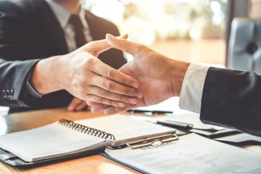 İş insanlar tebrik yeni iş arkadaşları ise iş planlama sonra işi sırasında toplantı el mülakat kavramı röportaj