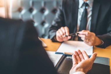 Üst düzey yönetici Toplantı başvuru ve işe alım kavramı bir iş röportajda çalışan genç adam sırasında bir devam okuma