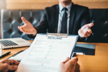 Başarılı bir iş çalışan genç adam başvuru ve işe alım kavramı toplantı bir iş görüşmesi sırasında üst düzey yöneticisi