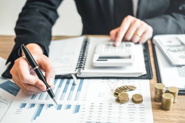İş adamı hesaplama maliyet ekonomik muhasebe bütçe yatırım ve tasarruf kavramı