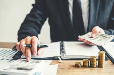 İş adamı hesaplama maliyet ekonomik muhasebe bütçe yatırım ve tasarruf kavramı