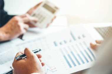 İş planlama strateji analiz yatırım toplantı ve kavram kaydetme takım birlikte çalışıyor. Yeni planı mali grafik verilerini tartışmak toplantı.