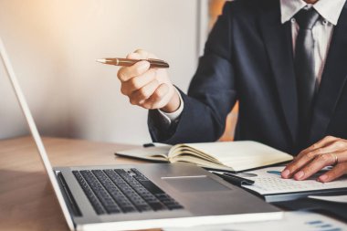 İş planlama strateji analiz yatırım toplantı ve kavram kaydetme takım birlikte çalışıyor. Dizüstü bilgisayarda yeni planı mali grafik verilerini tartışırken Toplantı.