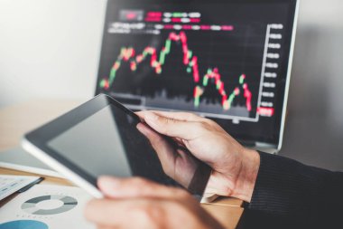 Adam yatırım girişimci ticaret tartışmak ve analiz grafik borsa ticaret, hisse senedi grafik iş kavramı