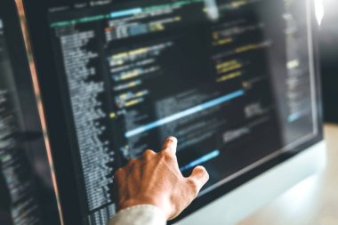 Programcı geliştirme web sitesi tasarımı geliştirme ve yazılım şirket ofisinde çalışan teknolojileri kodlama