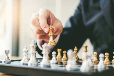 Planlama önde gelen strateji başarılı iş lideri kavramının işadamı satranç oyun