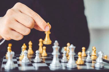 Planlama önde gelen strateji başarılı iş lideri kavramının işadamı satranç oyun
