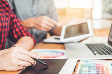 Grafik tablet işyerinde çizim grafik tasarımcı Toplantı