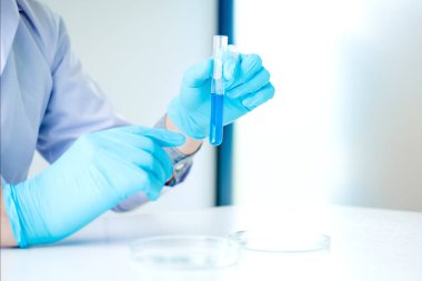 Bilim adamı bilimsel deney bilim kavramı sırasında araçları tutarak ekipman ile