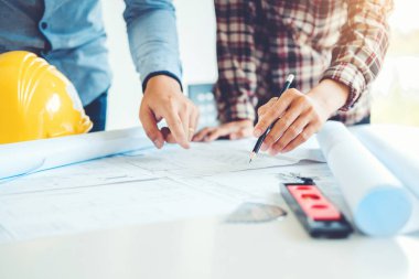 Mimari proje için Toplantı ve ortak çalışma alanı üzerinde mühendislik ile çalışan mühendis