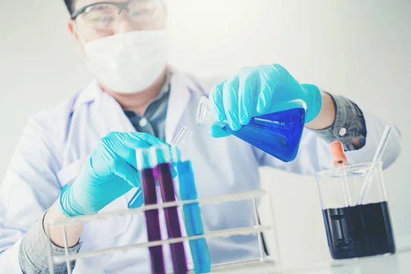 Cientista Com Ferramentas Retenção Equipamentos Durante Conceito Ciência Experimentos Científicos — Fotografia de Stock