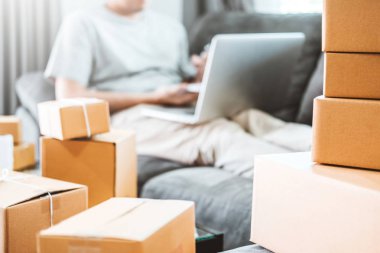 Ambalaj başlangıç girişimci küçük işletme sahibi ile evde, Online iş satıcı ambalaj ve teslimat kavramı çalışan KOBİ serbest adam