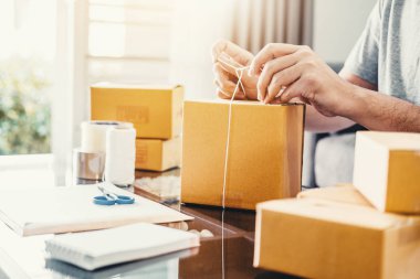 Ambalaj başlangıç girişimci küçük işletme sahibi ile evde, Online iş satıcı ambalaj ve teslimat kavramı çalışan KOBİ serbest adam