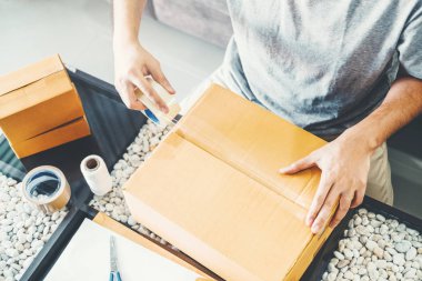 Ambalaj başlangıç girişimci küçük işletme sahibi ile evde, Online iş satıcı ambalaj ve teslimat kavramı çalışan KOBİ serbest adam
