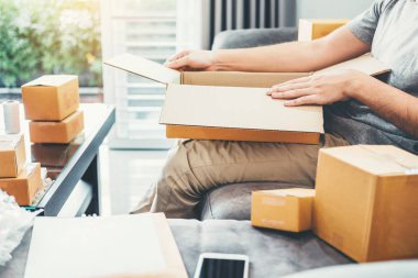 Ambalaj başlangıç girişimci küçük işletme sahibi ile evde, Online iş satıcı ambalaj ve teslimat kavramı çalışan KOBİ serbest adam