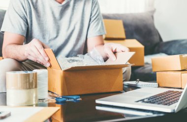 Ambalaj başlangıç girişimci küçük işletme sahibi ile evde, Online iş satıcı ambalaj ve teslimat kavramı çalışan KOBİ serbest adam