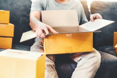 Ambalaj başlangıç girişimci küçük işletme sahibi ile evde, Online iş satıcı ambalaj ve teslimat kavramı çalışan KOBİ serbest adam