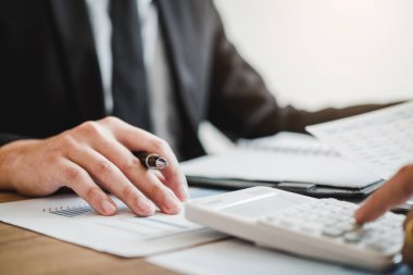 İş planlama strateji analiz yatırım toplantı ve kavram kaydetme takım birlikte çalışıyor. Yeni planı mali grafik verilerini tartışmak toplantı
