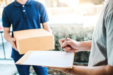 Müşteri adam imza paket evde profesyonel teslim adamdan almak için Pano