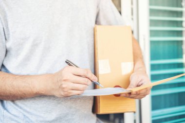 Müşteri adam imza paket evde profesyonel teslim adamdan almak için Pano