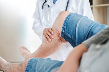 Doktor hasta diz sorunları fizik tedavi konsepti ile danışmanlık