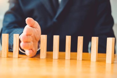 İşadamı plan ve strateji iş Domino etkisi Problem çözme