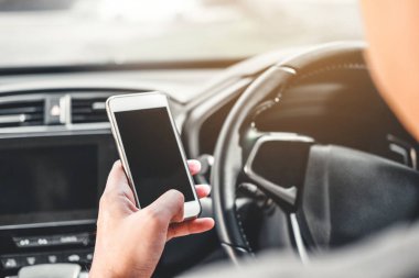 Adam seyahat, araba içinde kullanma akıllı telefon