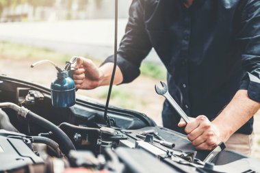 Otomatik mekanik çalışma garaj teknisyen araba oto tamir servis ve bakım araç kontrol mekanik çalışan eller.